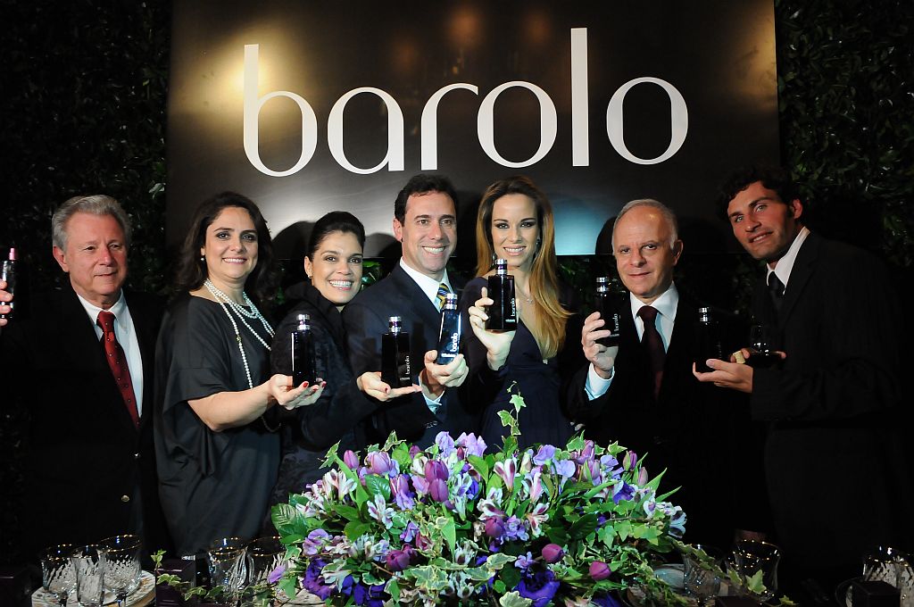 O Boticário movimentou o Mosteiro de São Bento, no centro de São Paulo, nesta terça-feira, para a festa de lançamento de seu novo perfume masculino, Barolo, extraído da mesma matéria-prima de que é feito o renomado vinho italiano. Na foto, o enófilo Ennio Frederico (à esq.), Tatiana Ponce e Andrea Mota, executivas de marketing do Boticário, o presidente da empresa, Artur Grynbaum, a atriz e mestre de cerimônias Ana Furtado, Miguel Krigsner e o perfumista francês Clément Gavarry | Samuel Chaves