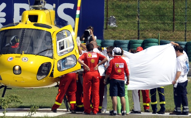 Felipe Massa é colocado no helicóptero para ser levado ao hospital após acidente |