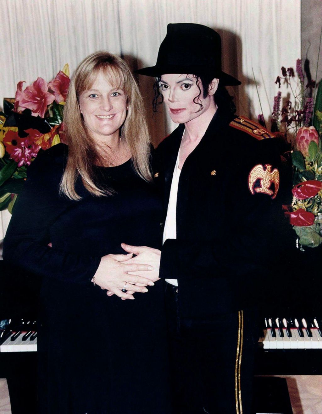 Debbie Rowe com Michael Jackson em 1996, quando estava grávida de Prince Michael | Reuters