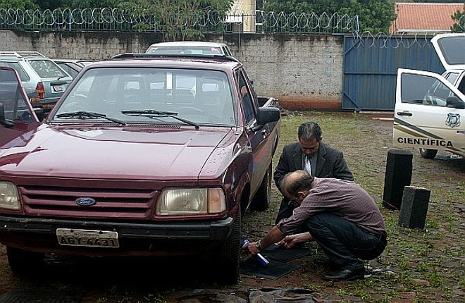Peritos vistoriam carro do suspeito de matar o prefeito | 