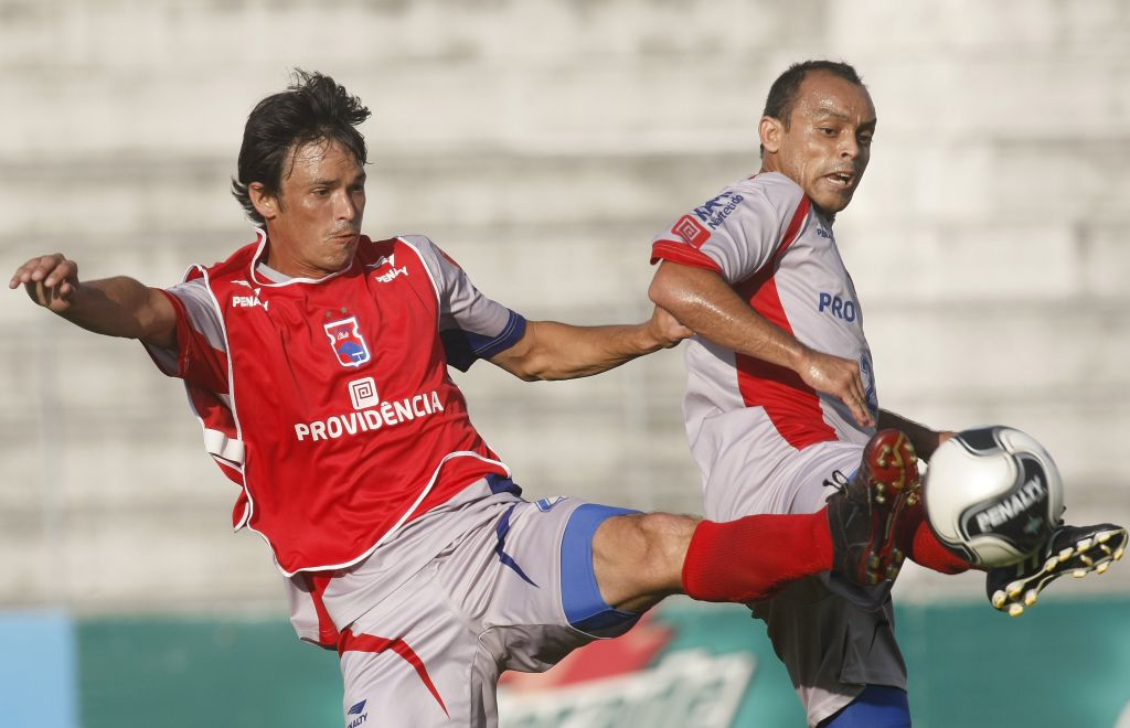 Elton divide bola com o atacante Wando: zagueiro tem a chance de recuperar o espaço perdido | Rodolfo Bührer/Gazeta do Povo