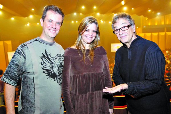 Billy Bond (à dir.), produtor do musical A Bela e a Fera, que estreou na sexta-feira no Teatro Positivo Grande Auditório, com Fabio Neves, diretor da Seven Shows, e Desiree Maister, diretora do teatro, onde o musical cumpre minitemporada até hoje | Naideron Jr.