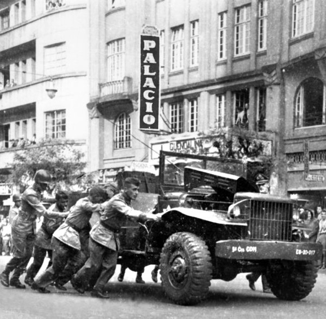 Mais uma de desfile, este em 1959. O jipão estragou bem em frente do palanque oficial, obrigando os recrutas a retirarem na munheca o veículo que fez o fiasco | 