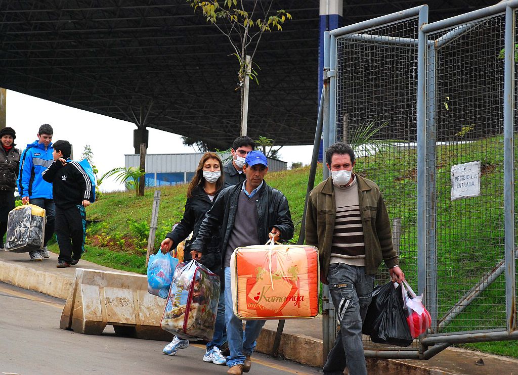 Precaução: na Ponte da Amizade, que faz a ligação de Foz do Iguaçu com Ciudad del Este, no Paraguai, o uso de máscaras já é comum | Marcos Labanca