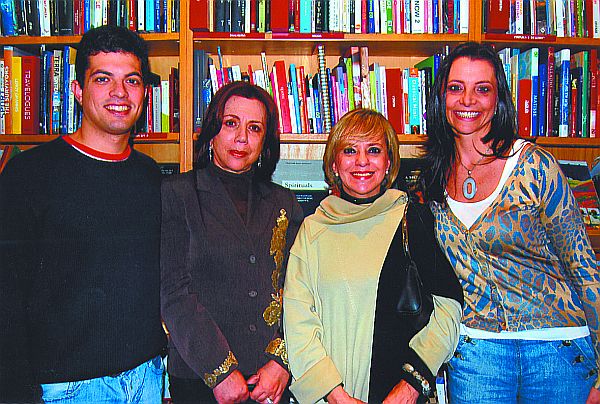 Nos autógrafos de Maria Christina de Andrade Vieira, na Saraiva do Crystal Shopping, as presenças de Leonardo Vieira Dias, Dulce Azevedo Merhy, Daisy Andrade Azevedo e Mariela Vieira Dias | Foto Ângela de Mello