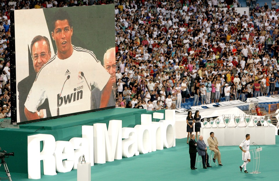 Cristiano Ronaldo é apresentado diante do Santiago Bernabéu com público de dia de jogo. | Salvador Rodriguez/ AFP