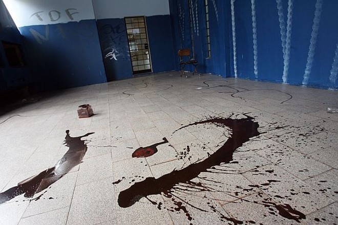 Os vândalos jogaram as latas de tintas pelos corredores | 