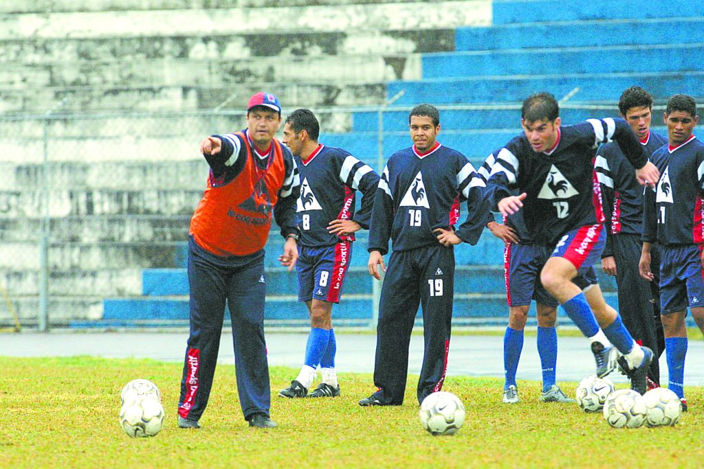 O técnico paranaense Adílson Batista, no início da carreira fora dos gramados, em 2003, à frente do Paraná Clube | Marcelo Elias/Gazeta do Povo