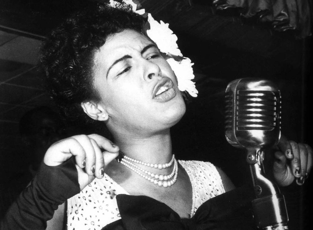 A voz de Billie Holiday, nos seus últimos anos, foi criticada por sua extrema fragilidade e hesitação, mas é nessas falhas que reside toda a sua força | Divulgação