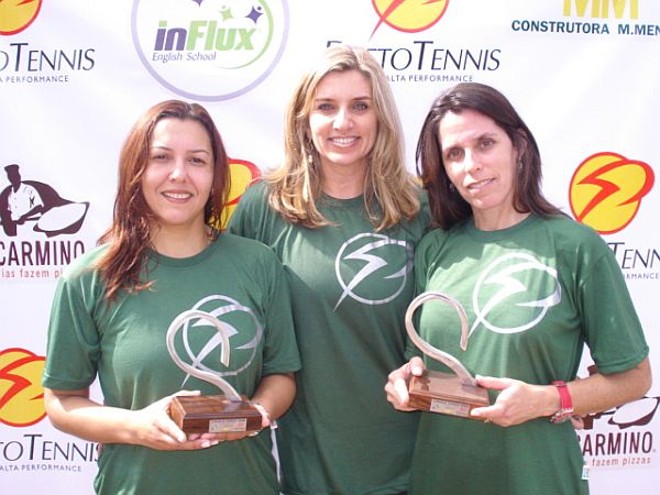 Liliana Vargas Ribas (ao centro) com Dirce Jess (à esq.) e Solange Zornig, vencedoras do Prieto Open de Tênis. Liliana foi uma das organizadoras do torneio, encerrado no último fim de semana |