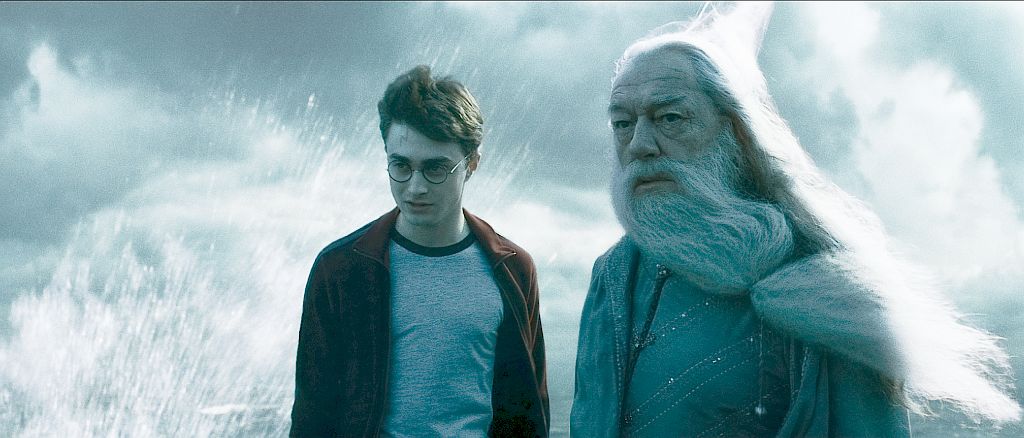 No novo filme, Harry (Daniel Radcliffe) e o professor Alvo Dumbledore (Michael Gambon) estão mais próximos. A relação paternal, no entanto, não terá direito a um final feliz | Divulgação/Warner Bros.