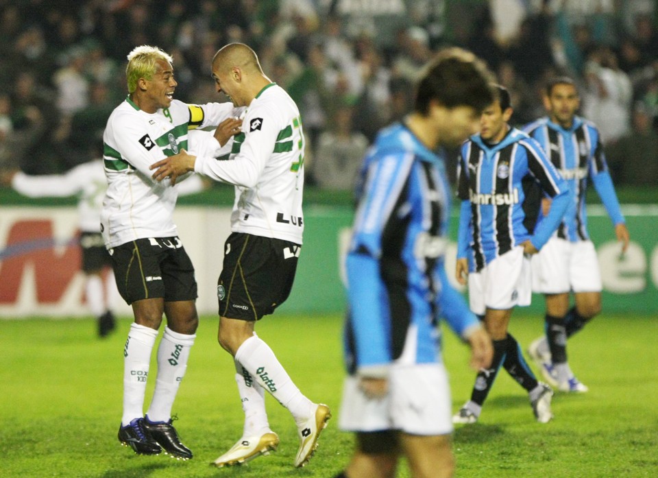 Marcelinho e Ariel, autores dos gols alviverdes, comemoram vitória do Coritiba | Daniel Castellano / Gazeta do Povo
