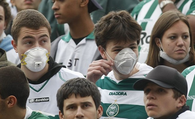 Flauta: torcedores do Coritiba foram à Baixada com máscaras fazendo alusão à pandemia de gripe A(H1N1), popularmente conhecida como Gripe Suína |