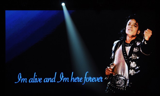 Cerca de 18 mil fãs, familiares e amigos participaram do memorial público para o popstar | 