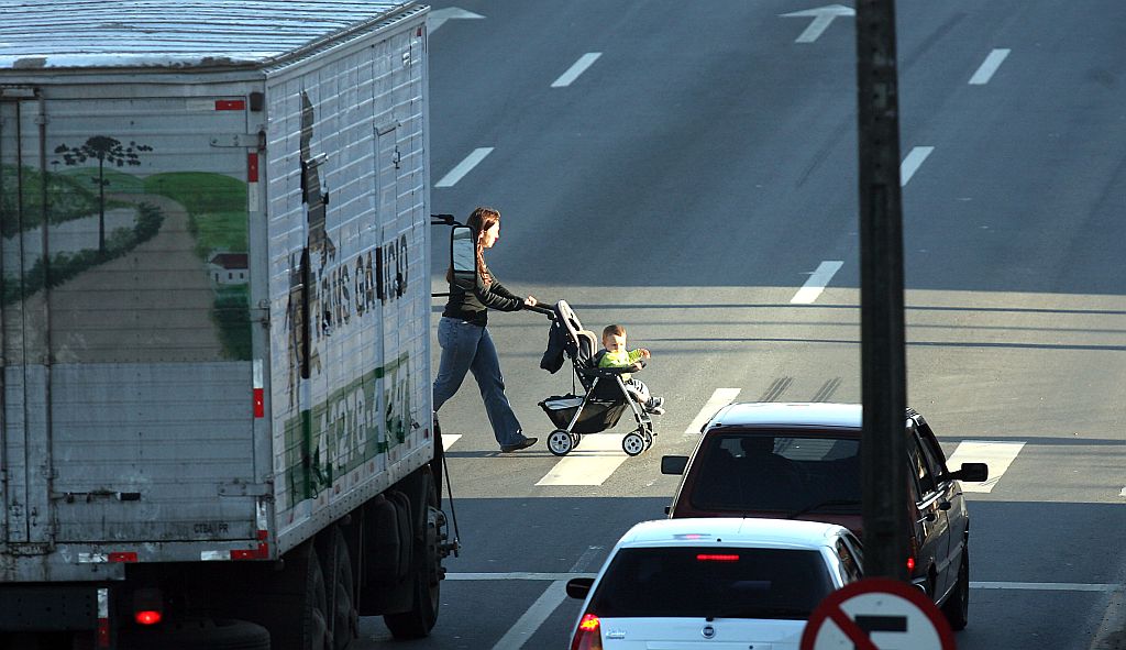 Faixa de pedestres na Linha Verde: distância entre cruzamentos complica a vida de quem anda a pé | Hedeson Alves/Gazeta do Povo