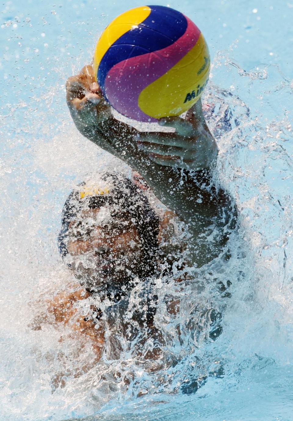 País comemora final inédita como se fosse uma medalha O Brasil não viu a cor da bola - A exemplo do feminino, o Brasil estreou com derrota no Mundial masculino de polo aquático, em Roma. Ontem, os brasileiros foram goleados pela Croácia por 11 a 2. Charuto e Mega fizeram os gols da seleção, que volta à piscina amanhã, contra a China. Hoje a equipe feminina faz seu segundo jogo no Mundial de Roma, contra a Alemanha | Giampiero Sposito/Reuters