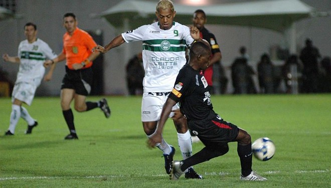 Marcelinho Paraíba teve algumas chances durante a partida, mas levou o terceiro cartão amarelo e desfalca o Coritiba contra o Botafogo |