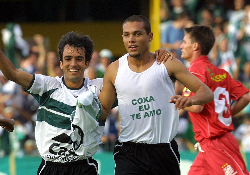 Marcel (dir.) comemora gol na final do Paranaense-2003, contra o Paranavaí | Rodolfo Bührer/Gazeta do Povo
