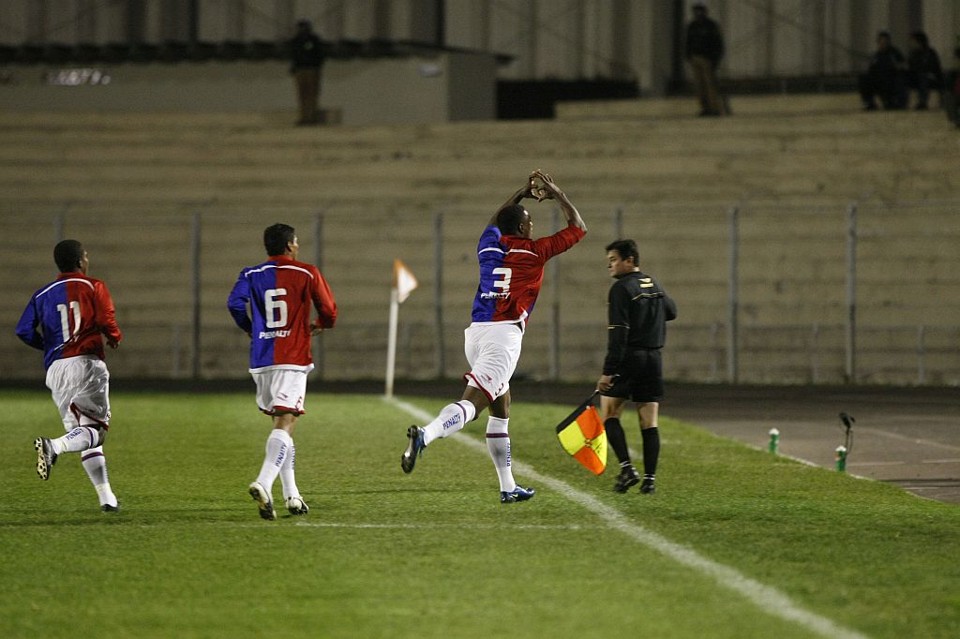 O zagueiro Gabriel corre para festejar o gol que abriu o placar contra o Ipatinga, ontem à noite, na Vila Capanema | Pedro Serápio/Gazeta do Povo