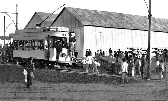 Montagem dos bondes belgas marca Nivelle na Praça Ouvidor Pardinho, em meados de 1912 | 