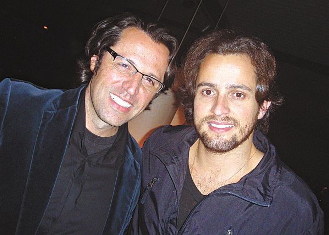 Os amigos Luiz Alcino Ribas (à esq.) e Zé Victorelli comemoraram seus aniversários com uma badalada festa solidária à la anos 80 e 90 no Taboo Eventos, no último dia 24. Os dois aproveitaram a ocasião para pedir agasalhos para a FAS em vez de presentes |