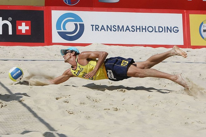 Emanuel dá um peixinho nas areias de Moscou: derrota no finzinho | Divulgação/FIVB