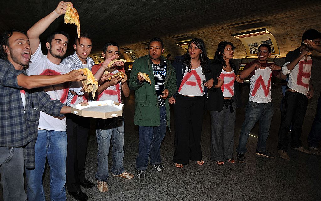 Manifestantes com camisetas pintadas com as iniciais de José Sarney levaram pizza ao Senado para pedir a saída do presidente da Casa | José Cruz/ABr