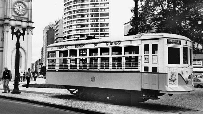 Bonde Birney exposto na Praça Tiradentes, de sua recuperação a única coisa original usada foi o casco | 