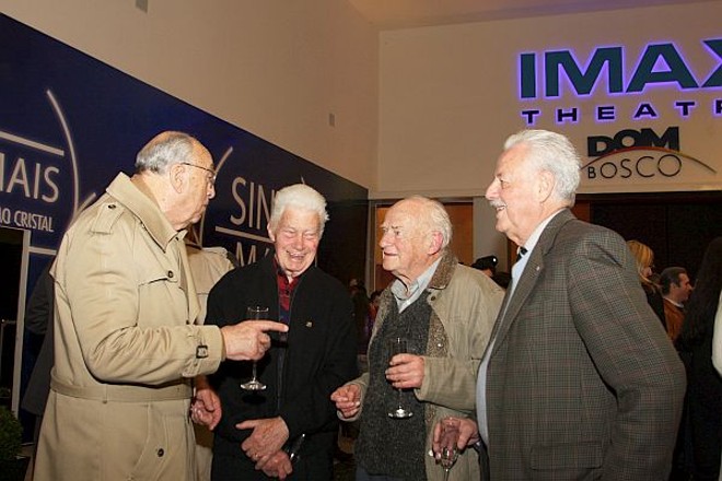 A turma da velha-guarda formada por Julio Gomel (à esq.), Max Conrad Junior, Harry Luhm e Luiz Renato Ribas em papo animado no coquetel de inauguração da sala Imax Theatre Dom Bosco do Shopping Palladium, nesta quinta-feira. Os convidados assistiram ao documentário Estação Espacial, produzido pela Nasa, em 3D | 
