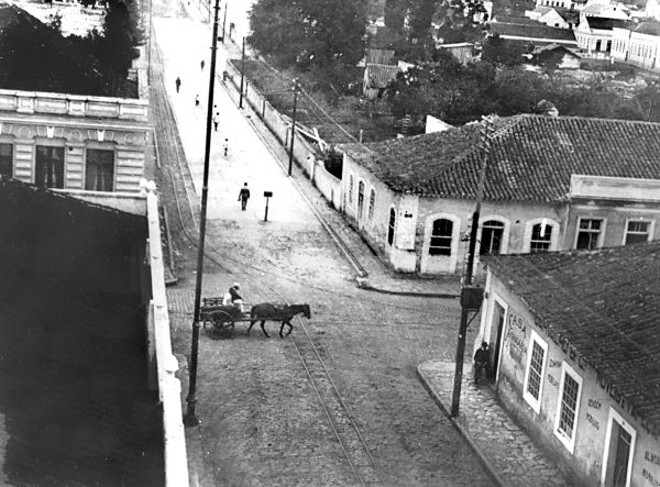 Nesta foto da esquina dos Marechais, vemos o ambiente como era há mais de um século. A imagem foi gravada em 1908 | 