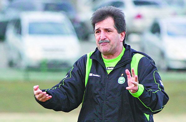 O técnico René Simões deve receber nos próximos dias um reforço para a zaga | Daniel Castellano/ Gazeta do Povo