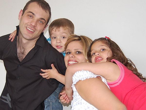 Rafael com a esposa Dayana e os filhos Thais e Felipe, mortos no incêndio em Londres | Álbum de família
