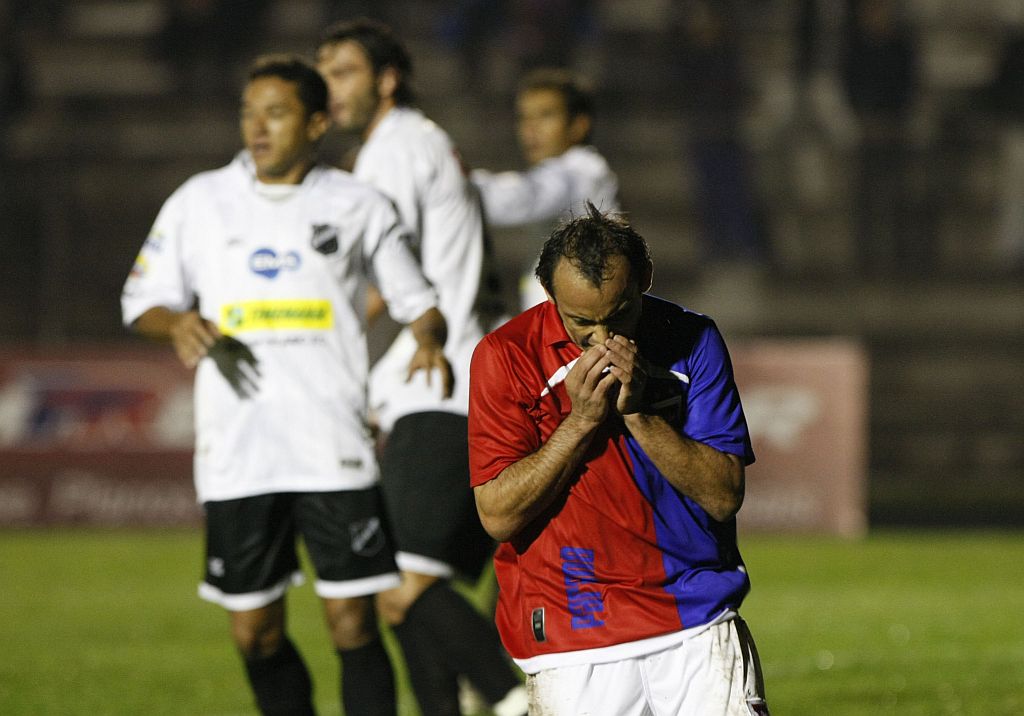 O atacante Wando, que correu bastante, mas pouco produziu no setor ofensivo, lamenta jogada desperdiçada na derrota de ontem para o ABC | Pedro Serápio/ Gazeta do Povo