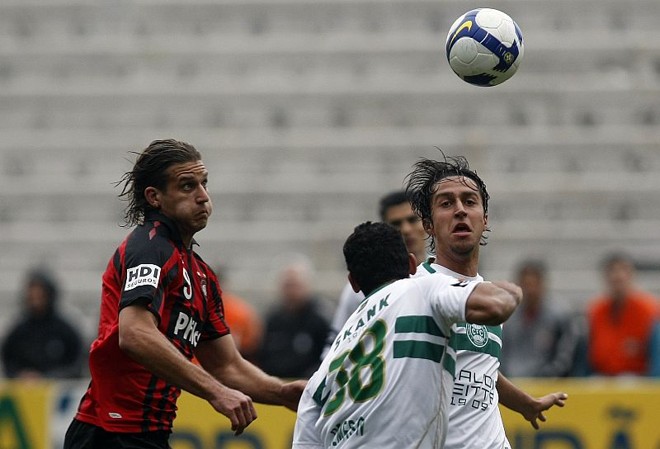 Rafael Moura (9) disputa jogada com Demerson (38) e Dirceu (fundo). Atacante teve atuação apagada no clássico |