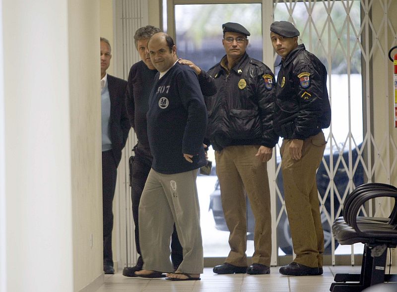 Juarez Ferreira Pinto (de chinelos) foi apontado mais uma vez pela estudante Monik Pegorari como o autor do crime do Morro do Boi | Valterci Santos/Gazeta do Povo