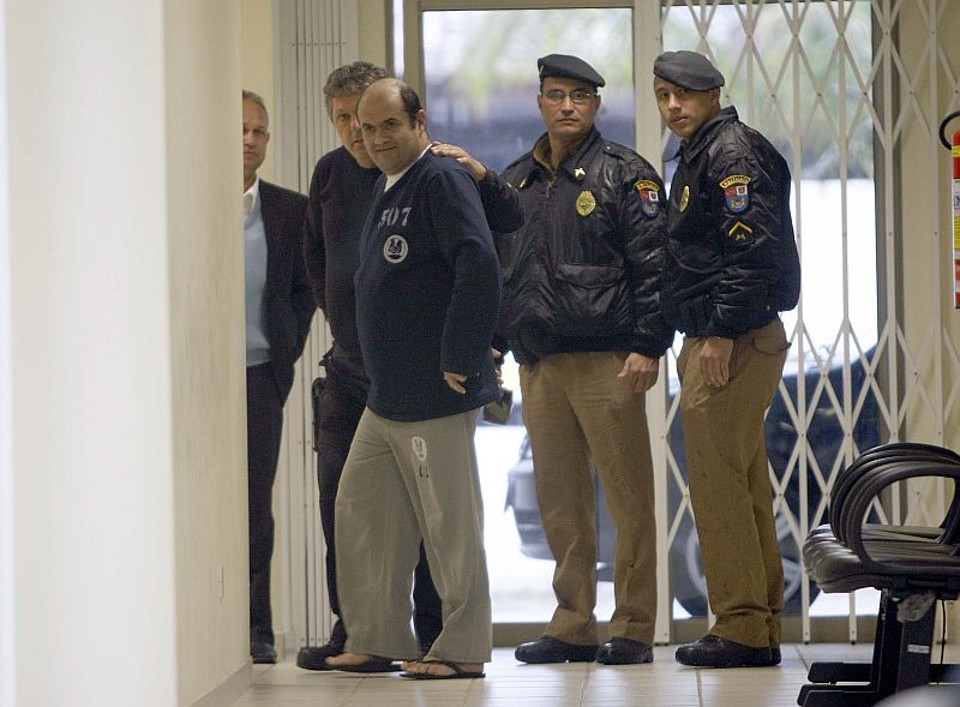 Juarez Ferreira Pinto (de chinelos) foi apontado mais uma vez pela estudante Monik Pegorari como o autor do crime do Morro do Boi | Valterci Santos/Gazeta do Povo