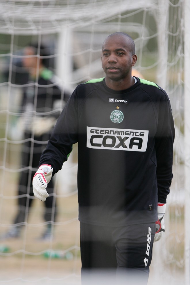 Edson Bastos promete empenho e dedicação para fechar o gol do Alviverde e seguir como titular | Daniel Castellano / Gazeta do Povo