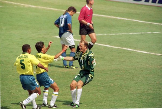 ...Mauro Silva e Bebeto abraçam Taffarel logo após Baggio perder o pênalti |