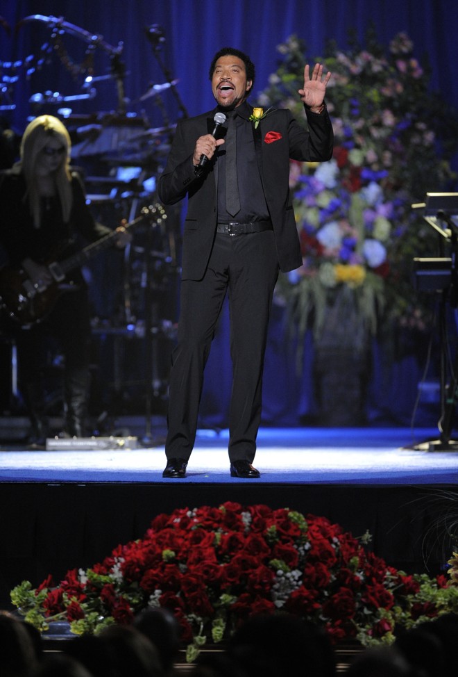 Lionel Richie canta no funeral de Michael Jackson | 
