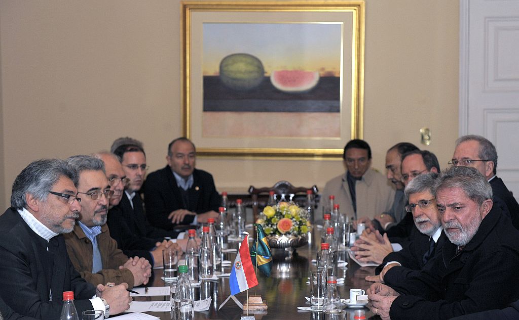 Delegação paraguaia liderada pelo presidente Fernando Lugo debate com os representantes brasileiros capitaneados pelo presidente Lula | Juan Mabromata/AFP
