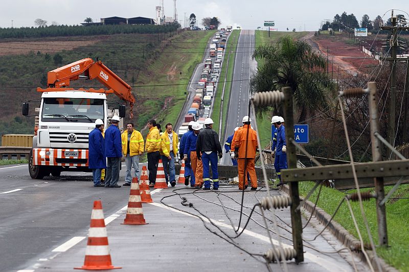Retirada dos postes causou uma longa fila de carros parados na rodovia | Henry Milleo/Gazeta do Povo