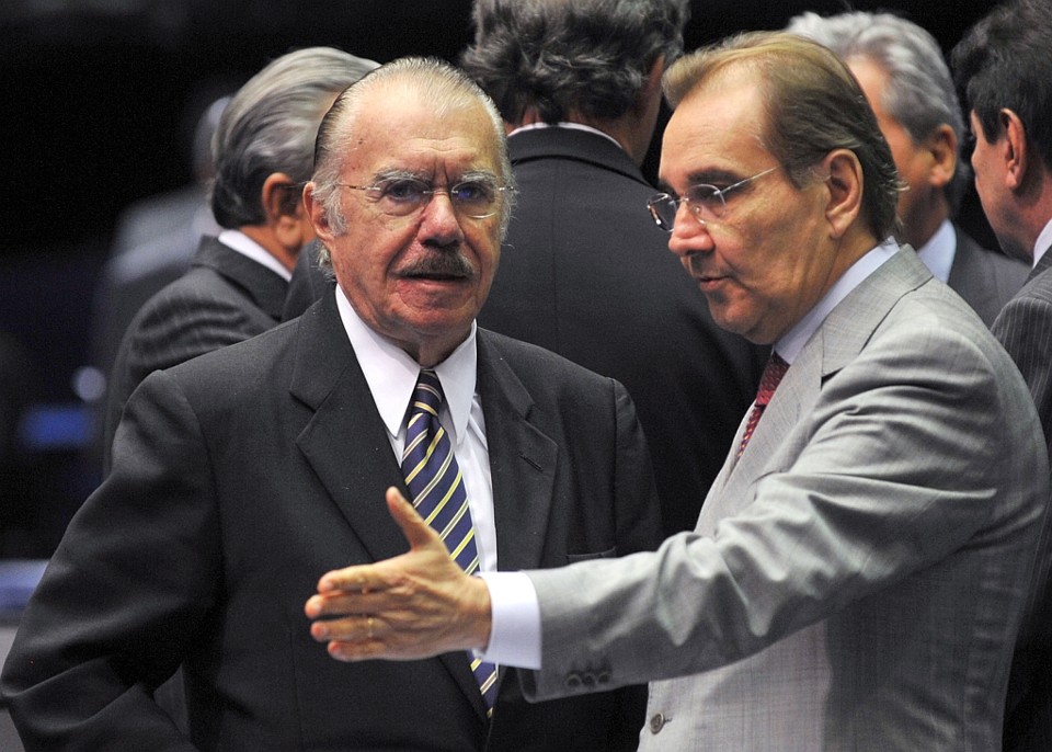 O presidente do Senado, José Sarney, conversa com o senador José Agripino Maia durante sessão plenária | Fabio Rodrigues Pozzebom/ABr