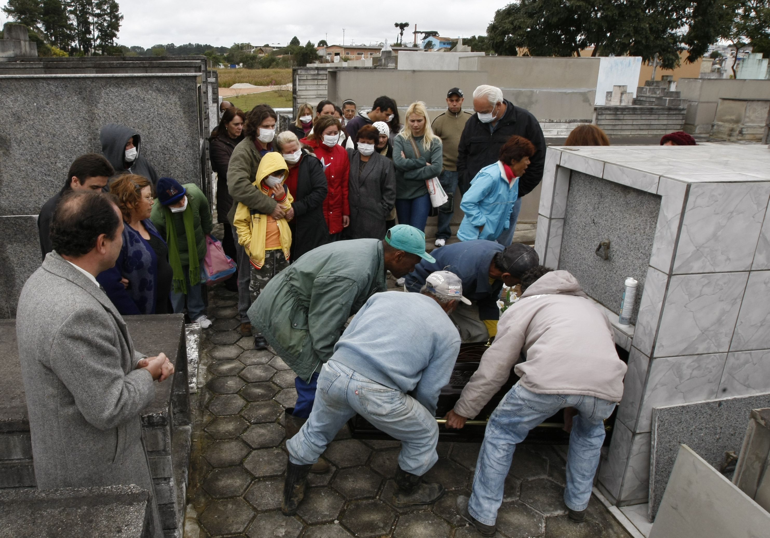 Aproximadamente 25 pessoas participaram do enterro do vigilante | Marcelo Elias/Gazeta do Povo