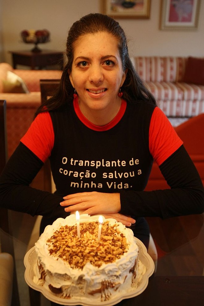 Dois aniversários - No último dia 21, a advogada Ana Carolina Zarpellon, de 28 anos, tinha motivos de sobra para comemorar. Nesta data, fez dois anos que ela recebeu uma nova vida, ao ser submetida a um transplante de coração. Após anos convivendo com uma doença congênita (miocárdio hipertrófico não-compactado), ela entrou na fila de espera por uma doação.