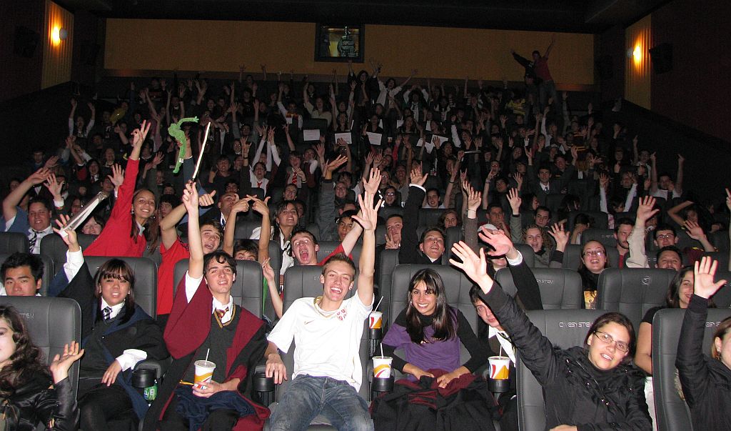 Os fãs lotaram três salas do Cinesystem do Shopping Curitiba para a sessão de 0h01 | Divulgação