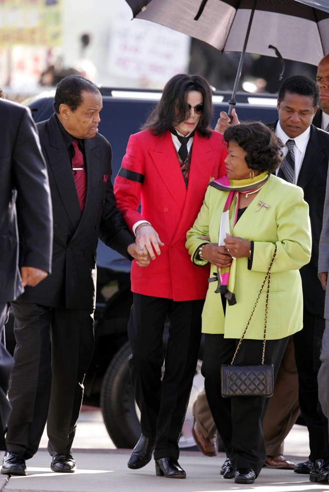 Em foto de 2005, Michael Jackson aparece ao lado de seu pai Joe Jackson e sua mãe Katherine | 