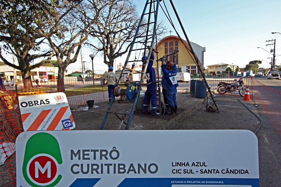 Funcionários trabalham no bairro Capão Raso, na primeira linha do metrô a Linha Azul | Albari Rosa/Gazeta do Povo