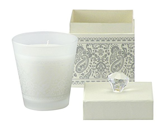 Vela com pote Paisley, nos aromas de coco e ameixa. Na Tok Stok por R$ 25 | 