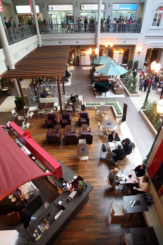 Lounges confortáveis e pérgulas dão charme ao espaço do Shopping Curitiba |