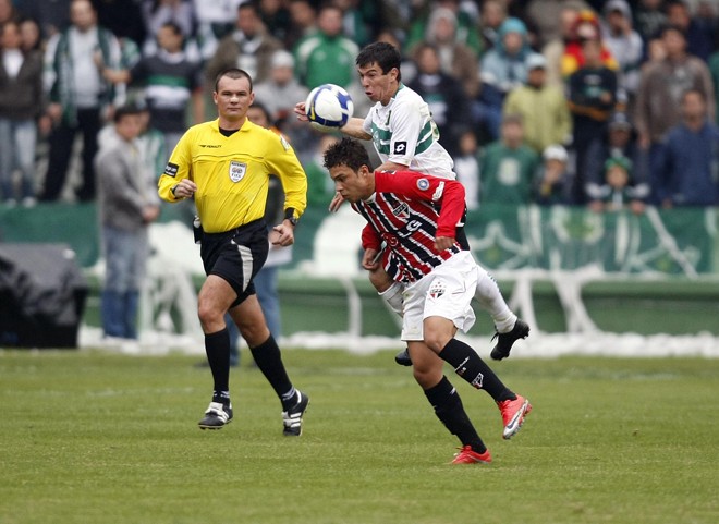 Marlos tentou jogar no início, mas foi fortemente marcado pela defesa coxa-branca | 